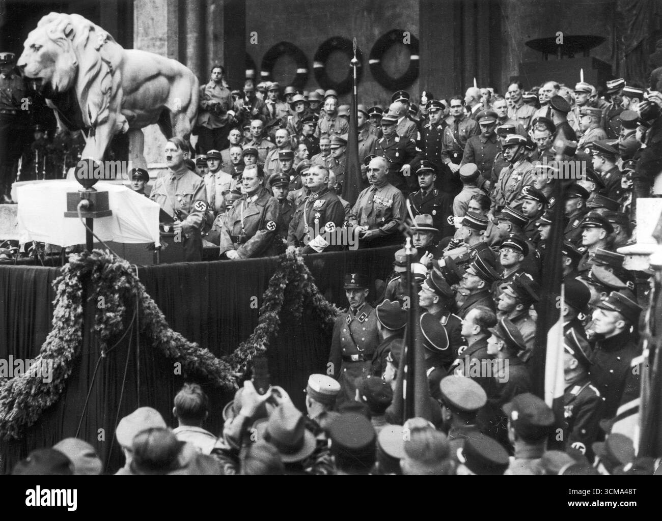Adolf Hitler s'exprimant à la célébration du 10ème anniversaire du putsch de Munich, 1933 - Herrmann Göring visible Banque D'Images