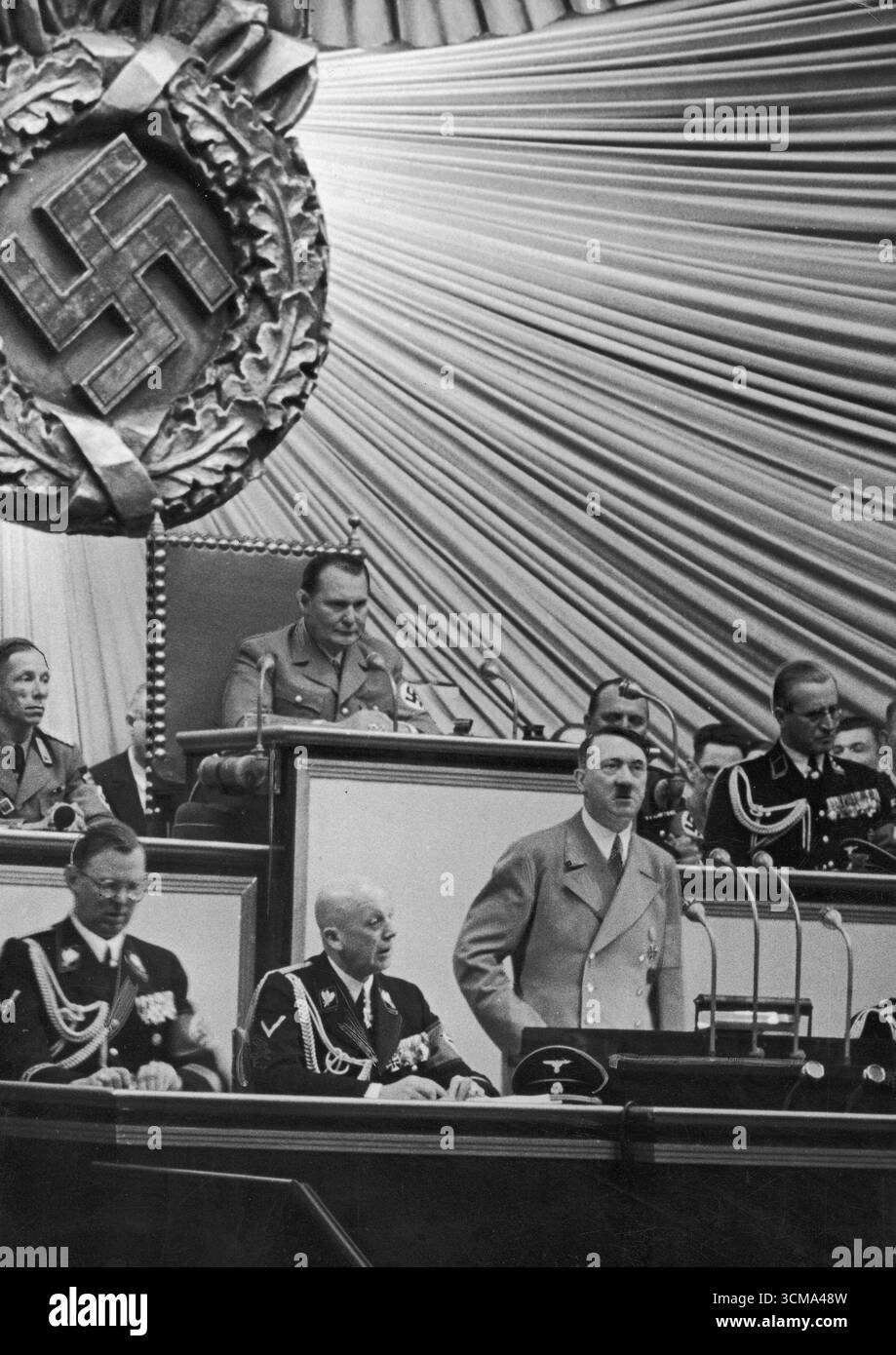 Le chancelier du Reich Adolf Hitler s'adresse à une session du Reichstag. On peut voir, entre autres, le président du Reichstag Hermann Goering et le chef de la Chancellerie du Reich Hans Lammers. Les armoiries du troisième Reich sont visibles. 1939 Banque D'Images
