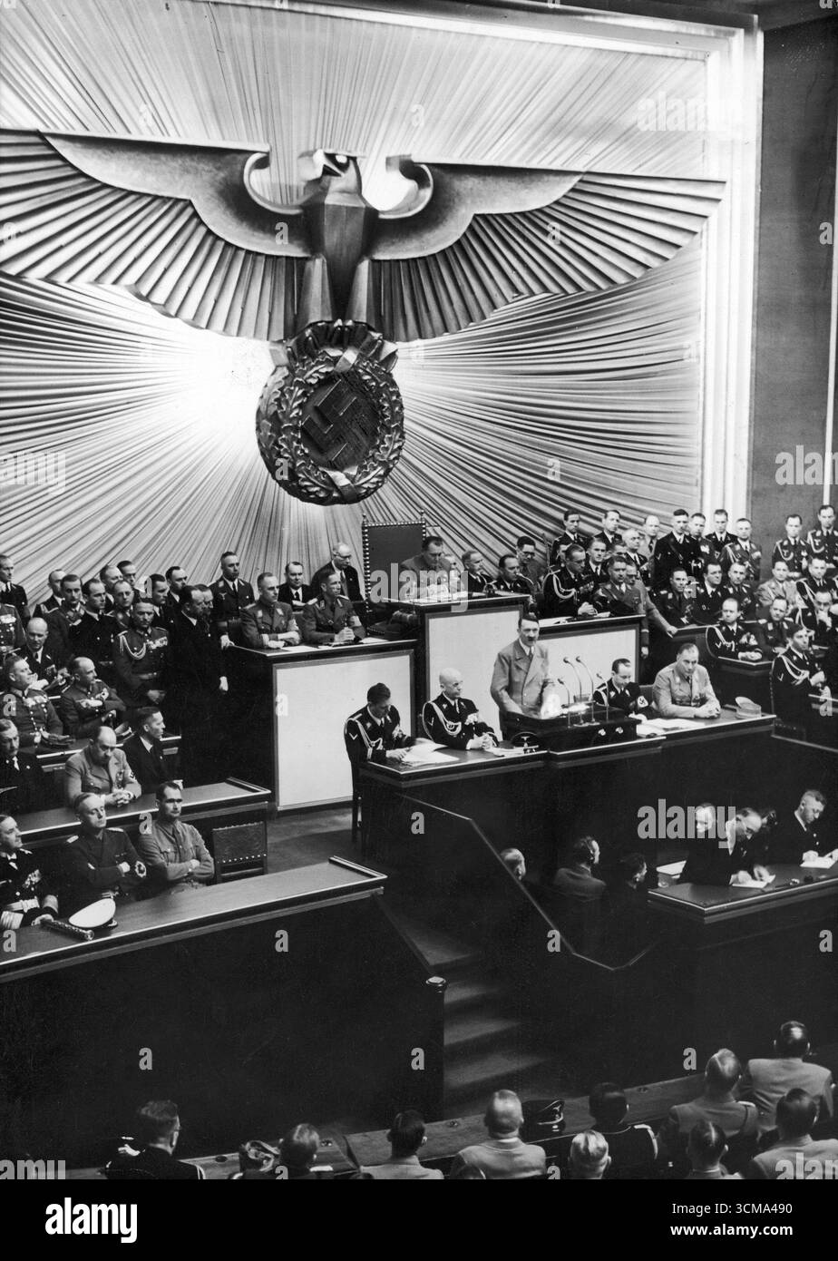 Le chancelier du Reich Adolf Hitler s'adresse à une session du Reichstag. On peut voir, entre autres, le président du Reichstag Hermann Goering et le chef de la Chancellerie du Reich Hans Lammers. Les armoiries du troisième Reich sont visibles. 1939 Banque D'Images