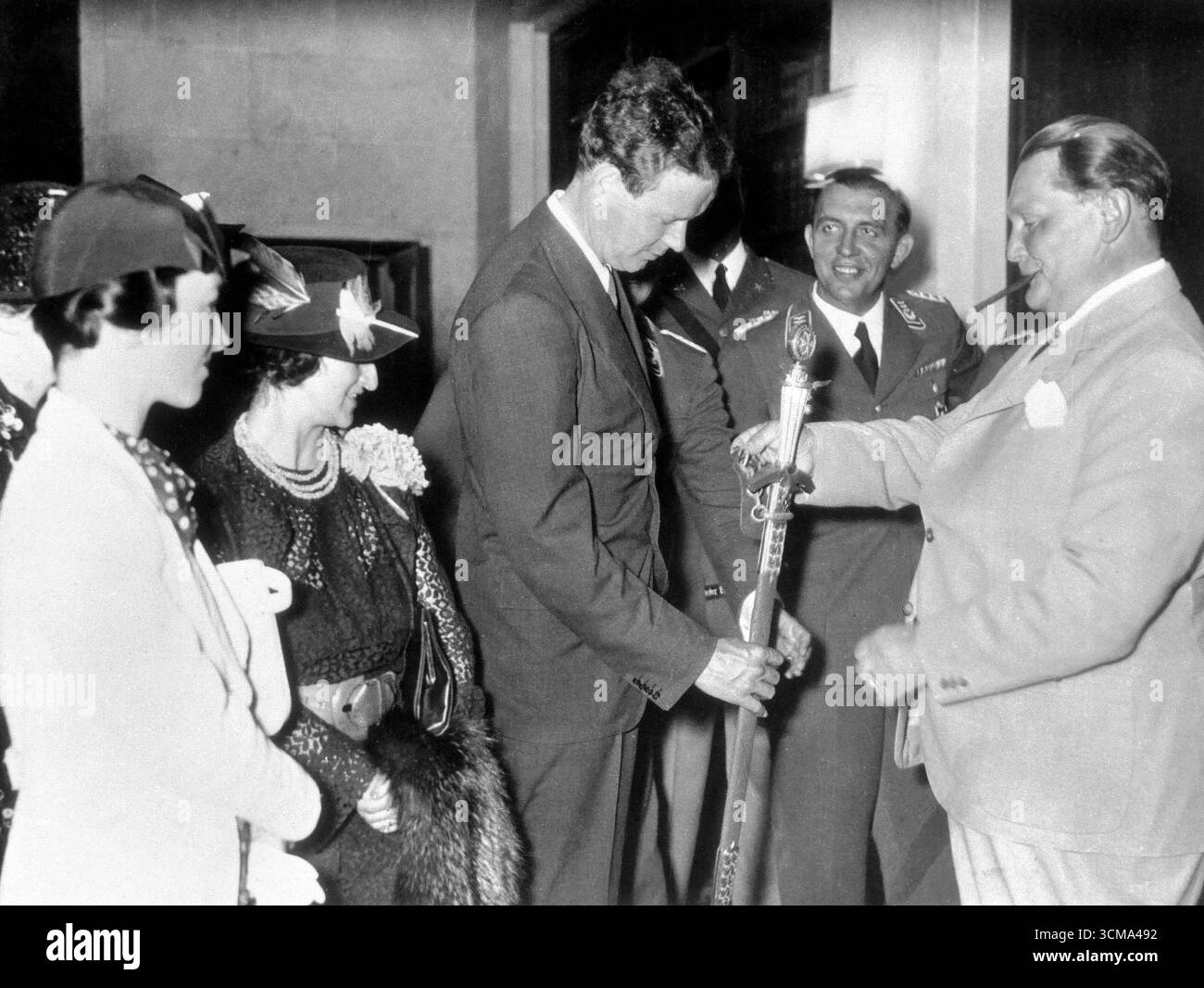 Hermann Goering remet à Charles Lindbergh une médaille nazie, 1936 Banque D'Images