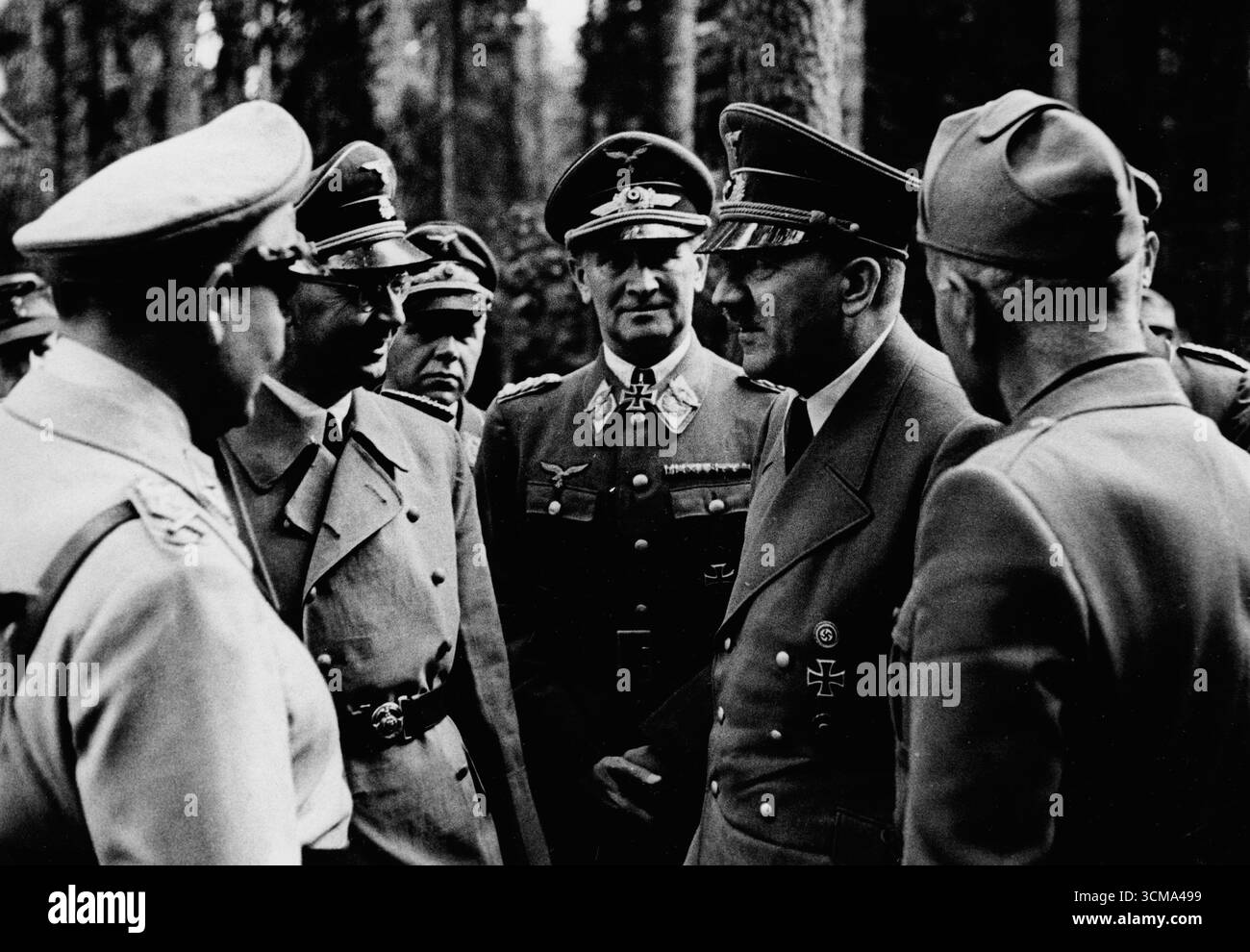 Conversation nazie – debout depuis la gauche Hermann Goring, Heinrich Himmler, Bruno Loerzer, Adolf Hitler et le leader fasciste italien Benito Mussolini, 1944 Banque D'Images
