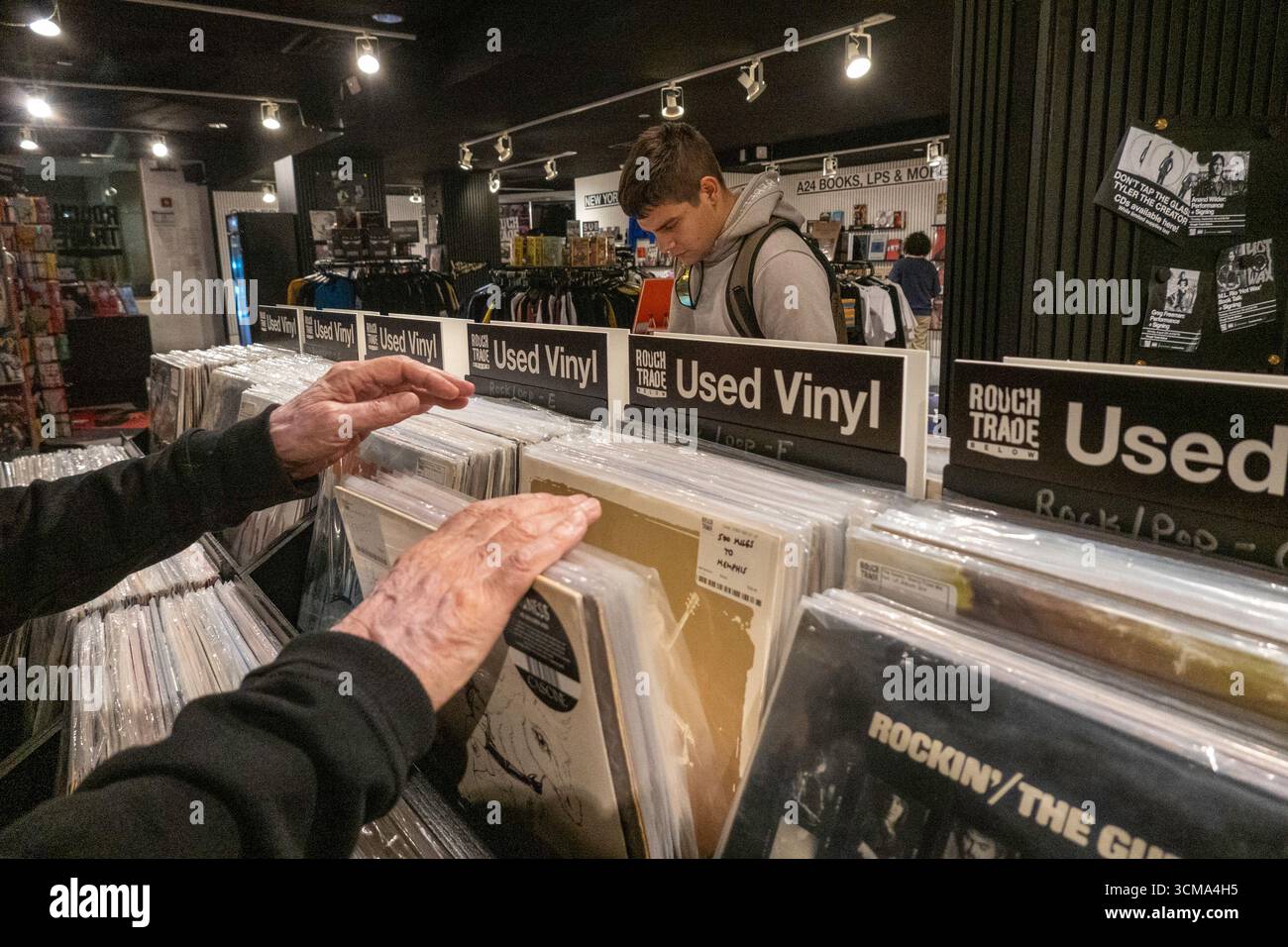 Rough Trade Below est un magasin de disques au détail situé au niveau du hall du Rockefeller Center, 2025, New York City, États-Unis Banque D'Images
