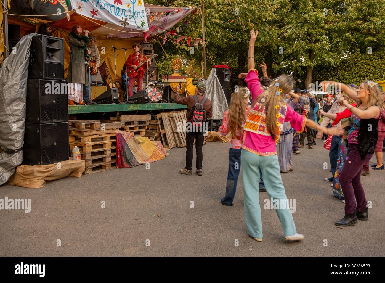 Septembre 2025 - musique et hippies dansant au Goodwood Revival Banque D'Images