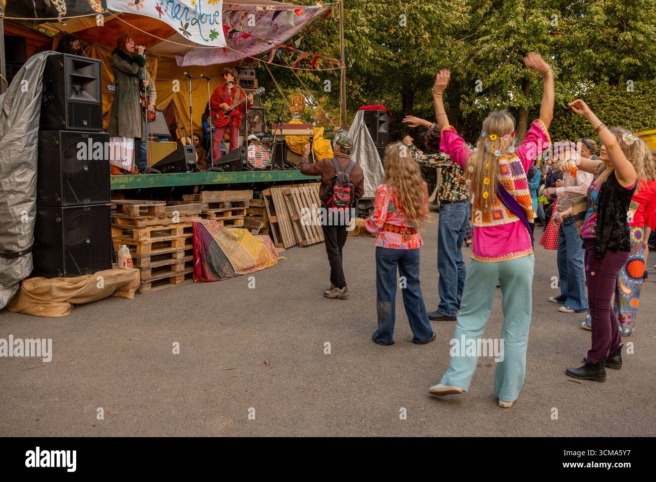 Septembre 2025 - musique et hippies dansant au Goodwood Revival Banque D'Images