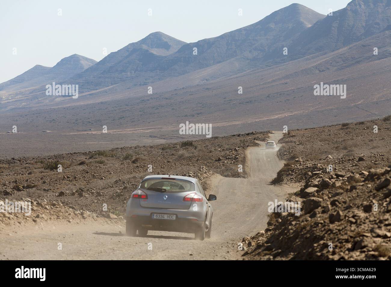 Fuerteventura, rochers, jeeps, véhicules de vacances, voitures de location sur les routes de gravier, Parque Natural Jandia, parc naturel, Istmo de la Pared, péninsule de Pared Banque D'Images Fuerteventura, rochers, jeeps, véhicules de vacances, voitures de location sur les routes de gravier, Parque Natural Jandia, parc naturel, Istmo de la Pared, péninsule de Pared Banque D'Images