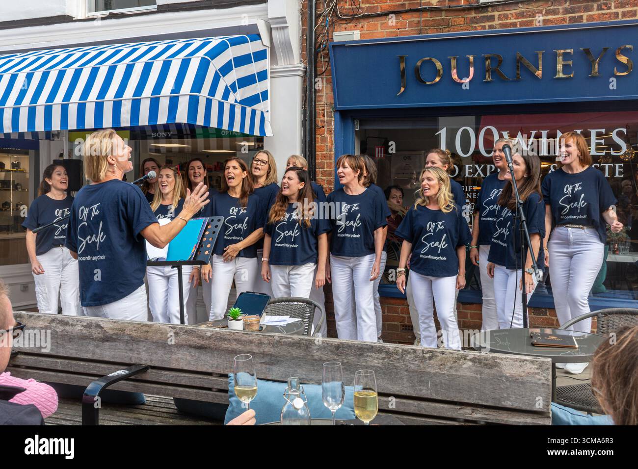 Hors de l'échelle, chorale contemporaine féminine chantant dans le quartier Tunsgate du centre-ville de Guildford, Surrey, Angleterre, Royaume-Uni Banque D'Images Hors de l'échelle, chorale contemporaine féminine chantant dans le quartier Tunsgate du centre-ville de Guildford, Surrey, Angleterre, Royaume-Uni Banque D'Images