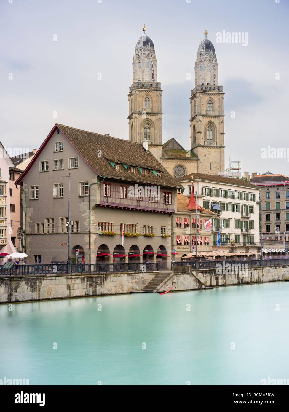 Suisse, Zurich, Limmat avec Grand Ministre Banque D'Images