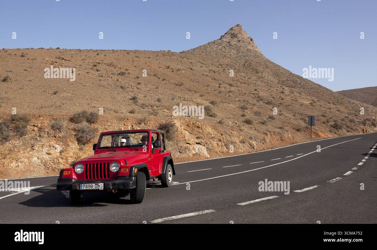 Fuerteventura, jeep rouge, voiture de location, voiture de vacances, voiture de location, Betancuria, Îles Canaries, Îles Canaries, Espagne, Espagne, Europe, Europe Banque D'Images Fuerteventura, jeep rouge, voiture de location, voiture de vacances, voiture de location, Betancuria, Îles Canaries, Îles Canaries, Espagne, Espagne, Europe, Europe Banque D'Images
