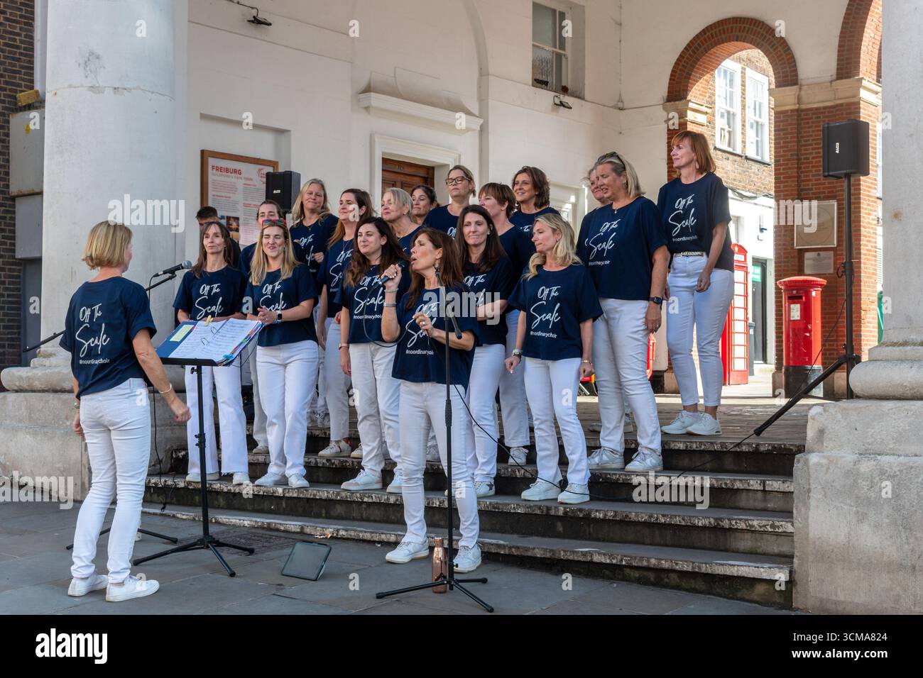 Hors de l'échelle, chorale contemporaine féminine chantant dans le quartier Tunsgate du centre-ville de Guildford, Surrey, Angleterre, Royaume-Uni Banque D'Images Hors de l'échelle, chorale contemporaine féminine chantant dans le quartier Tunsgate du centre-ville de Guildford, Surrey, Angleterre, Royaume-Uni Banque D'Images