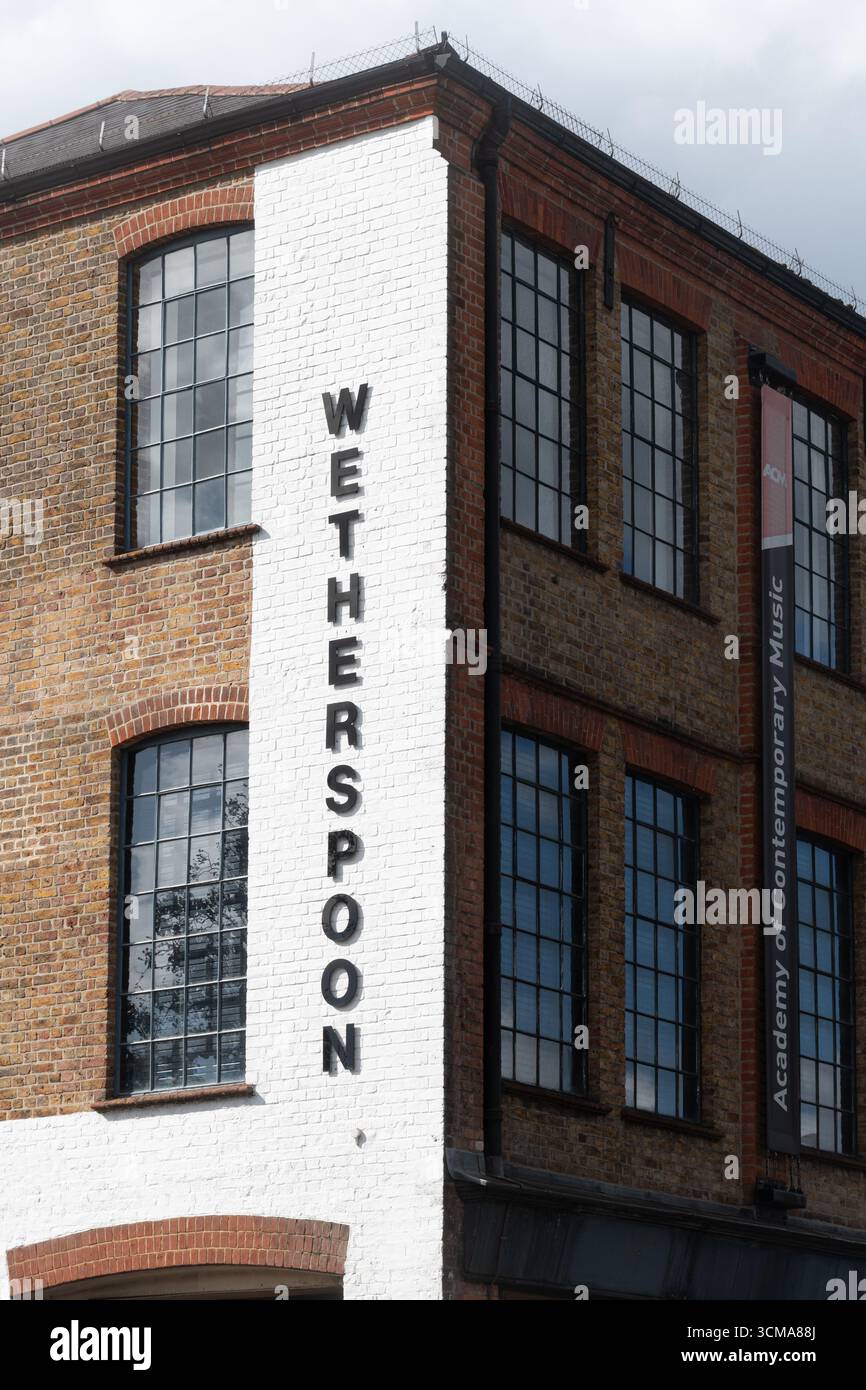 Enseigne de pub JD Wetherspoon dans les anciens bâtiments de Rodboro, une ancienne usine automobile de 1900 dans la ville de Guildford, Surrey, Angleterre, Royaume-Uni. Chaîne de jeu de mots Wetherspoons Banque D'Images