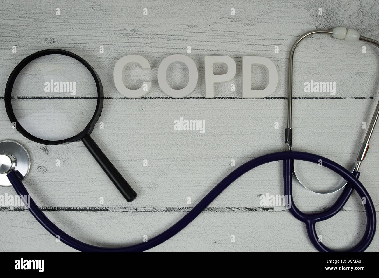 BPCO texte sur la bronchopneumopathie chronique obstructive avec stéthoscope sur fond de bois Banque D'Images