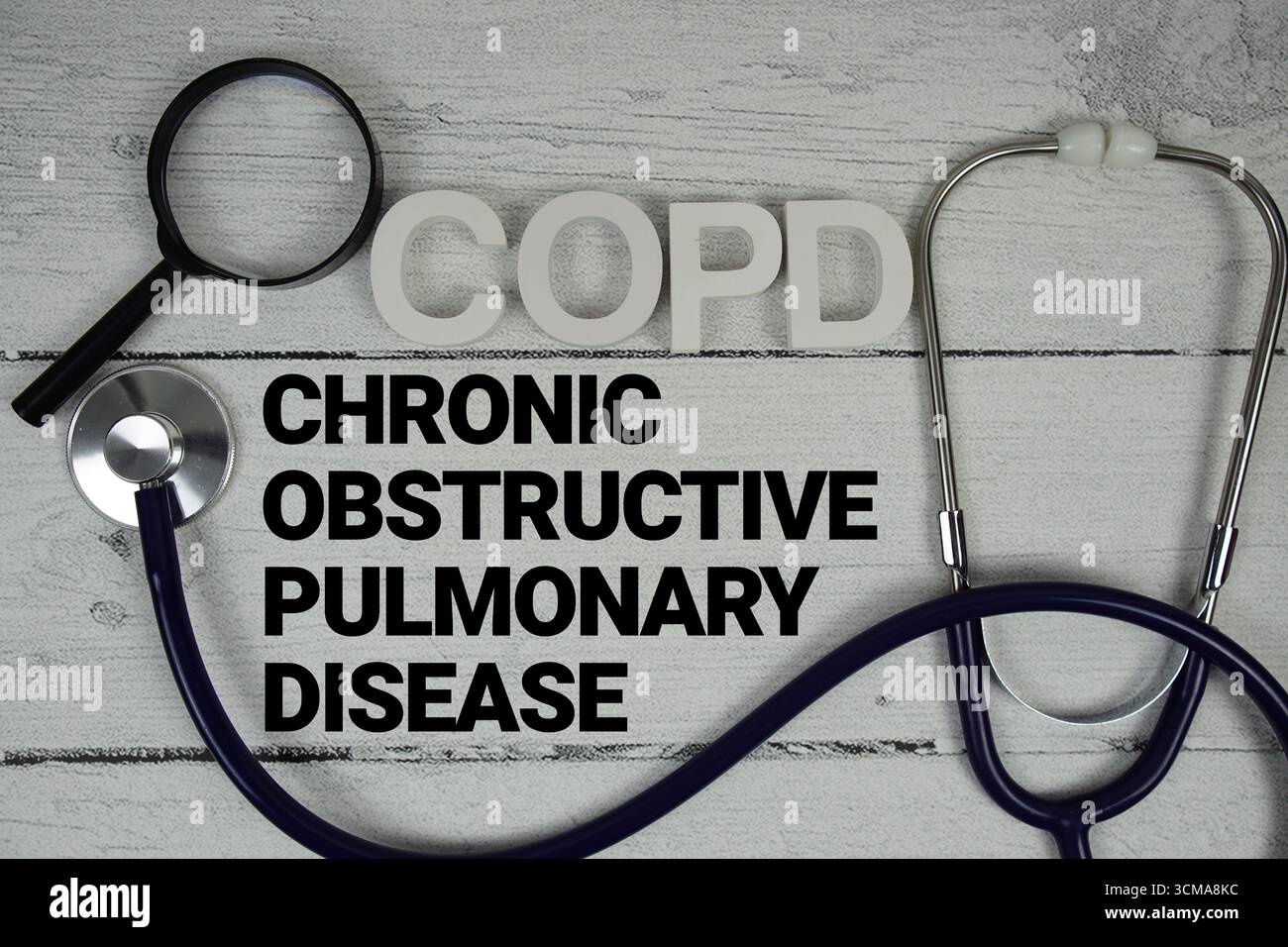 BPCO texte sur la bronchopneumopathie chronique obstructive avec stéthoscope sur fond de bois Banque D'Images