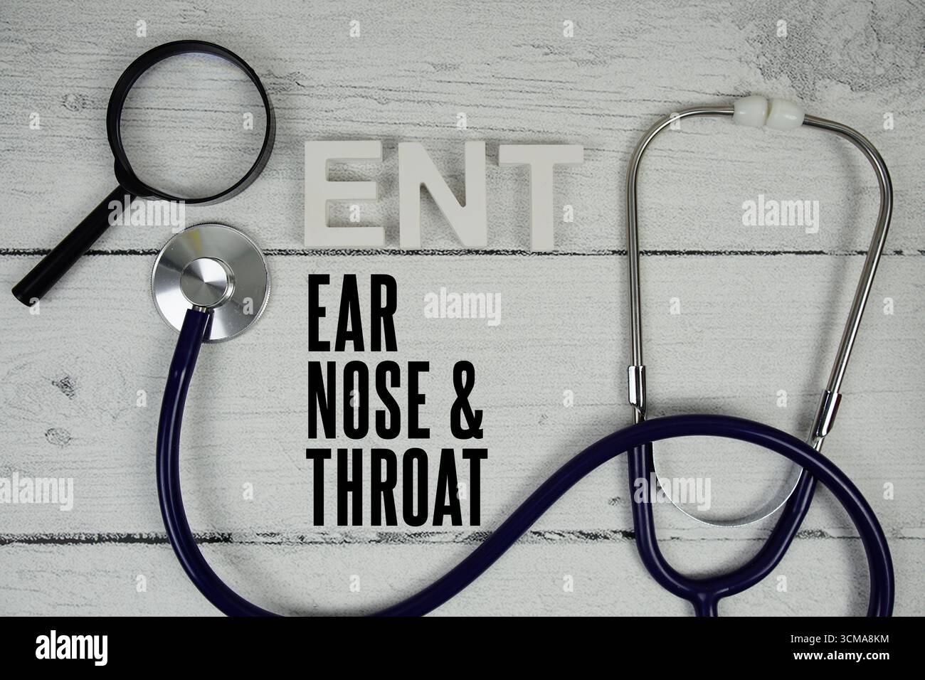 Texte d'oreille, de nez et de gorge ORL avec stéthoscope sur fond en bois Banque D'Images
