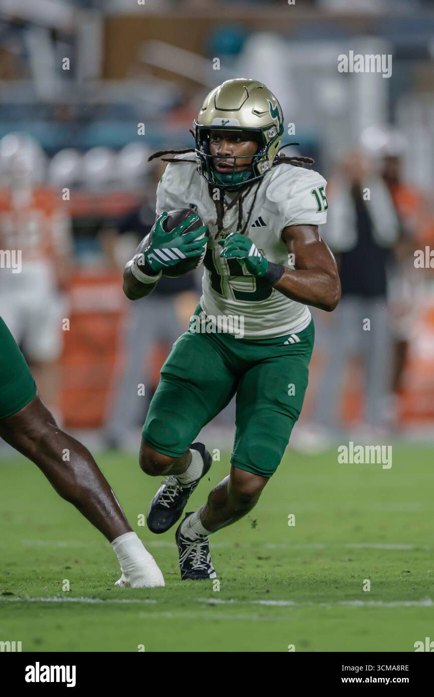 Miami Gardens, FL USA : South Florida Bulls Running back Alvin Isaac (15 ans) court avec le ballon lors d'un match de la NCAA contre les Hurricanes de Miami le samedi 13 septembre 2025 au Hard Rock Stadium. Les Hurricanes ont battu les Bulls 49-12. (Kim Hukari/ image du sport) Banque D'Images Miami Gardens, FL USA : South Florida Bulls Running back Alvin Isaac (15 ans) court avec le ballon lors d'un match de la NCAA contre les Hurricanes de Miami le samedi 13 septembre 2025 au Hard Rock Stadium. Les Hurricanes ont battu les Bulls 49-12. (Kim Hukari/ image du sport) Banque D'Images