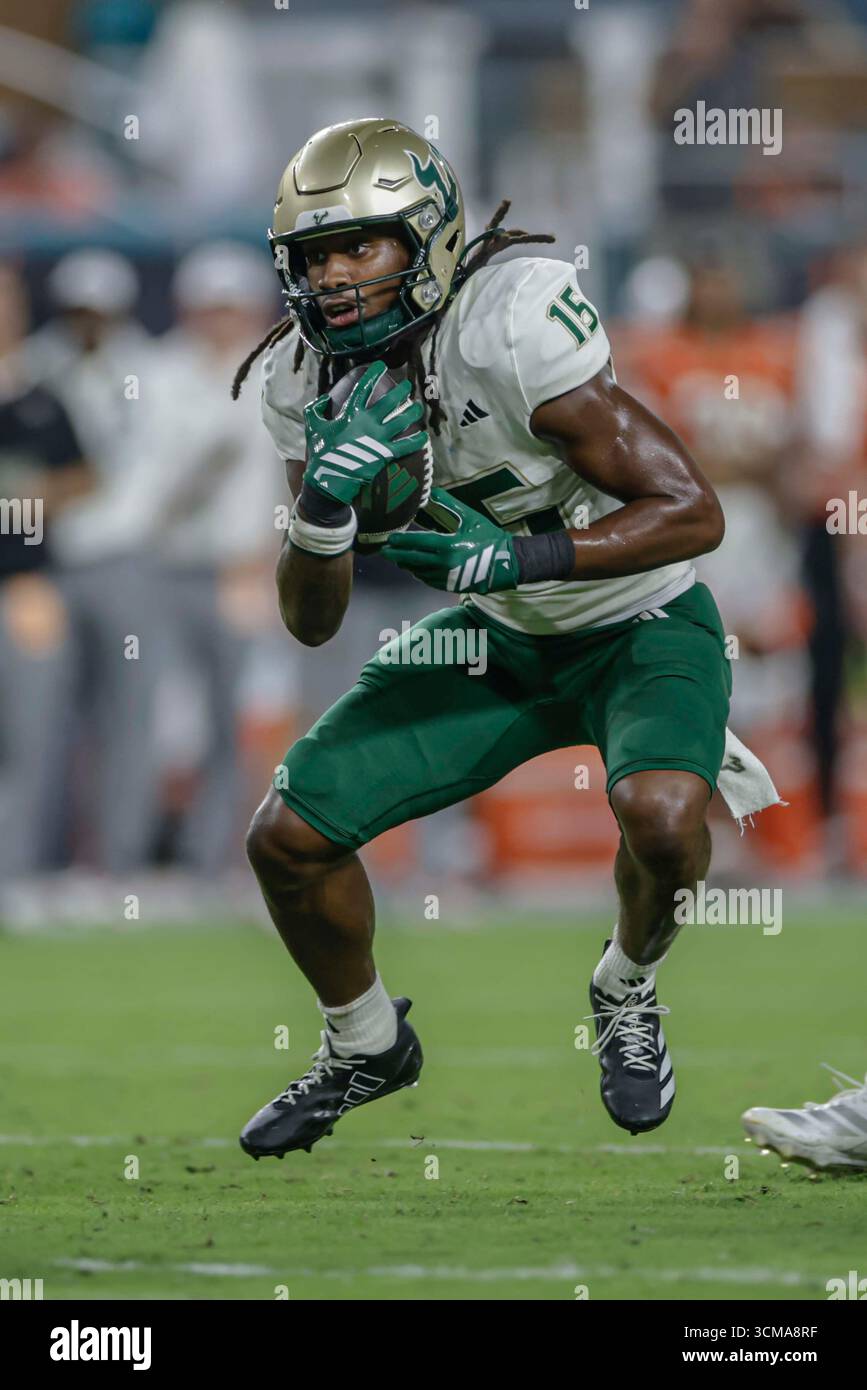 Miami Gardens, FL USA : South Florida Bulls Running back Alvin Isaac (15 ans) court avec le ballon lors d'un match de la NCAA contre les Hurricanes de Miami le samedi 13 septembre 2025 au Hard Rock Stadium. Les Hurricanes ont battu les Bulls 49-12. (Kim Hukari/ image du sport) Banque D'Images Miami Gardens, FL USA : South Florida Bulls Running back Alvin Isaac (15 ans) court avec le ballon lors d'un match de la NCAA contre les Hurricanes de Miami le samedi 13 septembre 2025 au Hard Rock Stadium. Les Hurricanes ont battu les Bulls 49-12. (Kim Hukari/ image du sport) Banque D'Images
