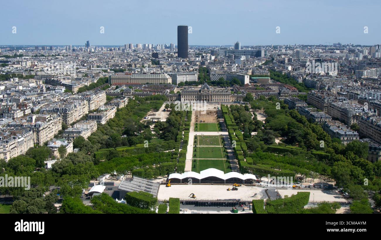 PARIS VUE SUR LES CHAMPS DE MARS ET LA TOUR MONTPARNASSE EN ÉTÉ Banque D'Images