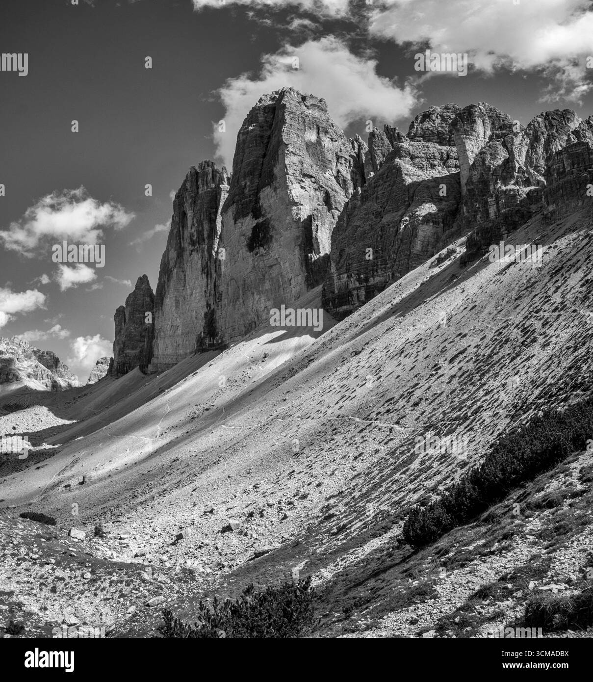 Vue inhabituelle sur les tours Tre Cime di Lavaredo dans les Dolomites de Sexton-Sesto non loin de la station touristique de Cortina d'Ampezzo. Banque D'Images