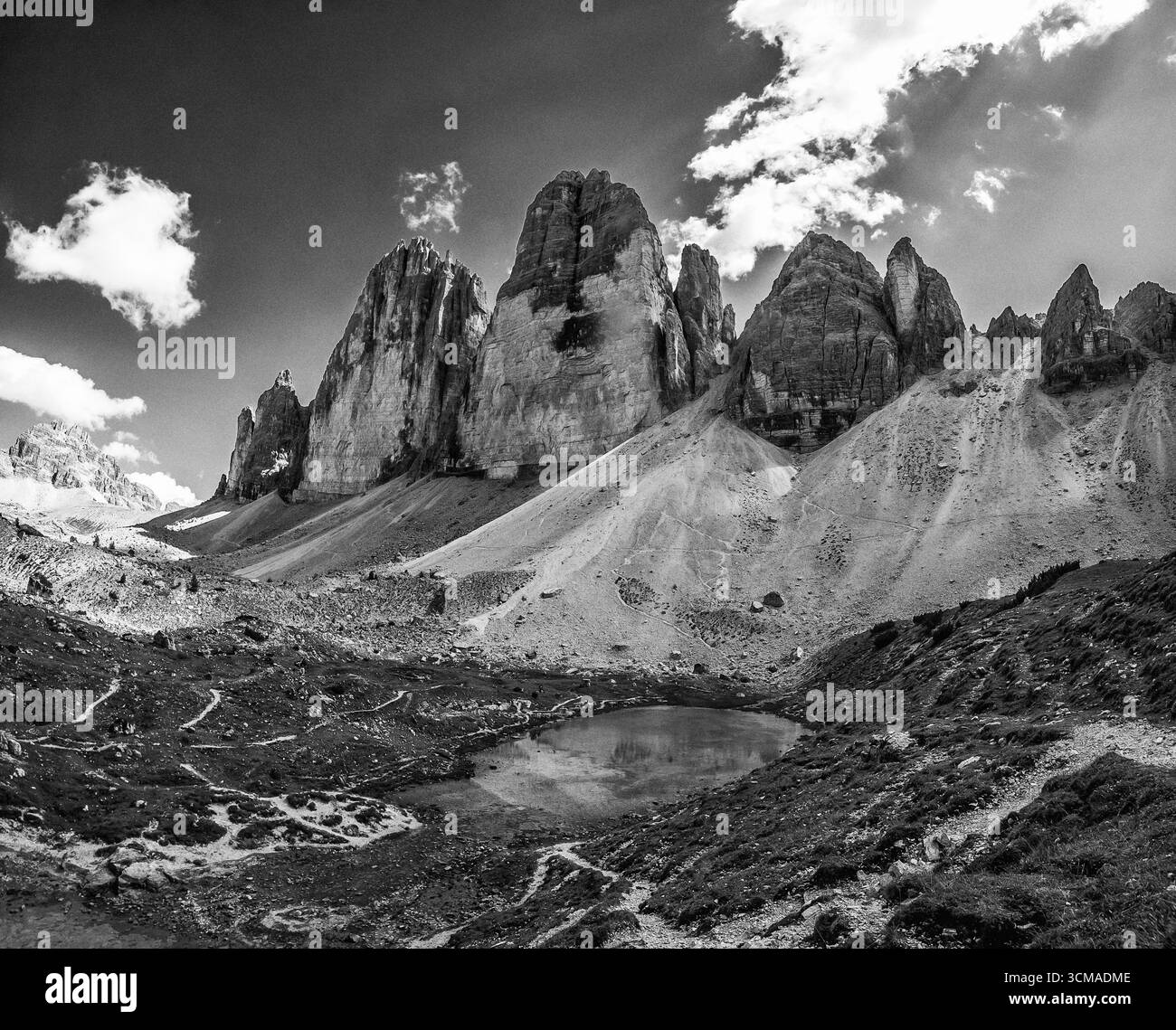 Vue inhabituelle sur les tours Tre Cime di Lavaredo dans les Dolomites de Sexton-Sesto non loin de la station touristique de Cortina d'Ampezzo. Banque D'Images