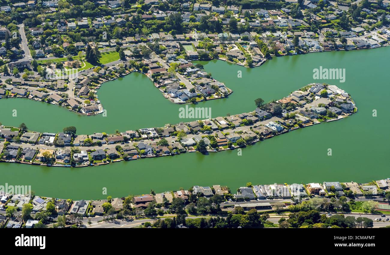 Bâtiments résidentiels au bord de l'eau, péninsule du Belvedere Tiburon, région de la baie de San Francisco, États-Unis d'Amérique, Californie, États-Unis, Belvedere Tiburon, U. Banque D'Images