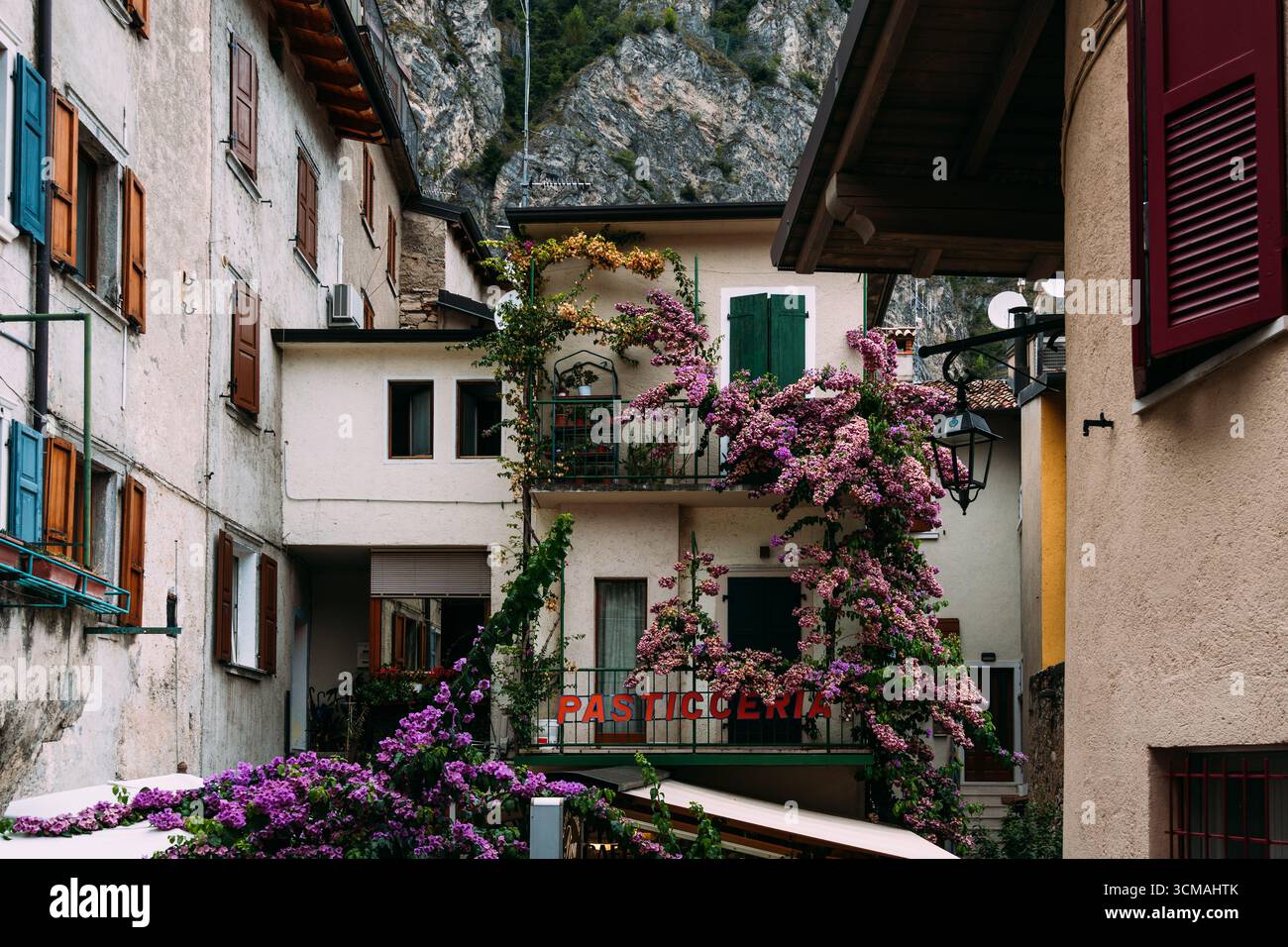 Limone sul Garda, Italie - 20 août 2025 : charmante scène de rue dans le village pittoresque de Limone Sul Garda, Italie, avec des bâtiments traditionnels et Banque D'Images