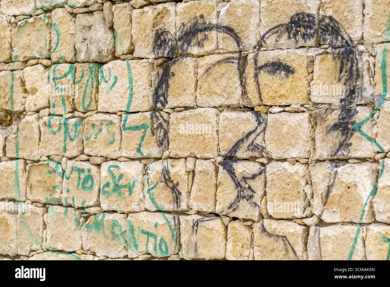 Greffe de deux personnes parlant sur le mur de la forteresse de Koules ou Rocca al Mare forteresse, Iraklio, Héraklion, Crète, Grèce, Europe, GR, voyages, Touris Banque D'Images