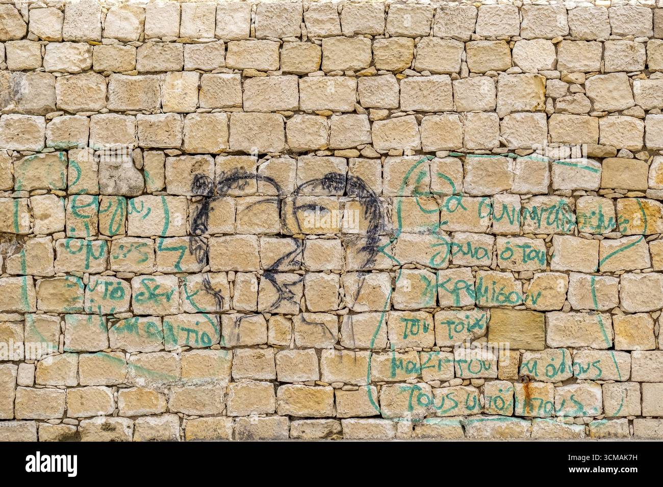 Greffe de deux personnes parlant sur le mur de la forteresse de Koules ou Rocca al Mare forteresse, Iraklio, Héraklion, Crète, Grèce, Europe, GR, voyages, Touris Banque D'Images