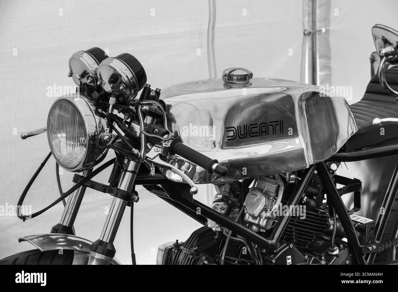 Une superbe exposition de motos vintage présentant un design et un savoir-faire emblématiques, soulignant l'attrait intemporel des motos classiques. Banque D'Images