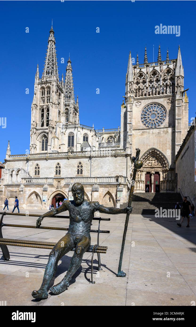 Statue en bronze d'un pèlerin sur la Plaza Rey San Fernando, en face de la cathédrale Sainte-Marie de Burgos, dans la vieille ville de Burgos, Castille y Banque D'Images