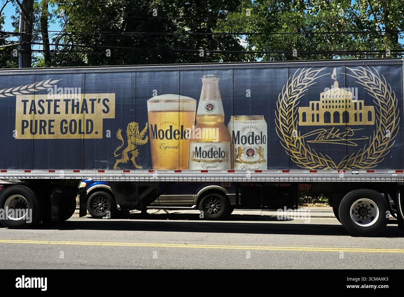 New York, États-Unis - 6 septembre 2025 : Anheuser-Busch InBev, Constellation Brands Modelo camion de distribution de bière. Banque D'Images