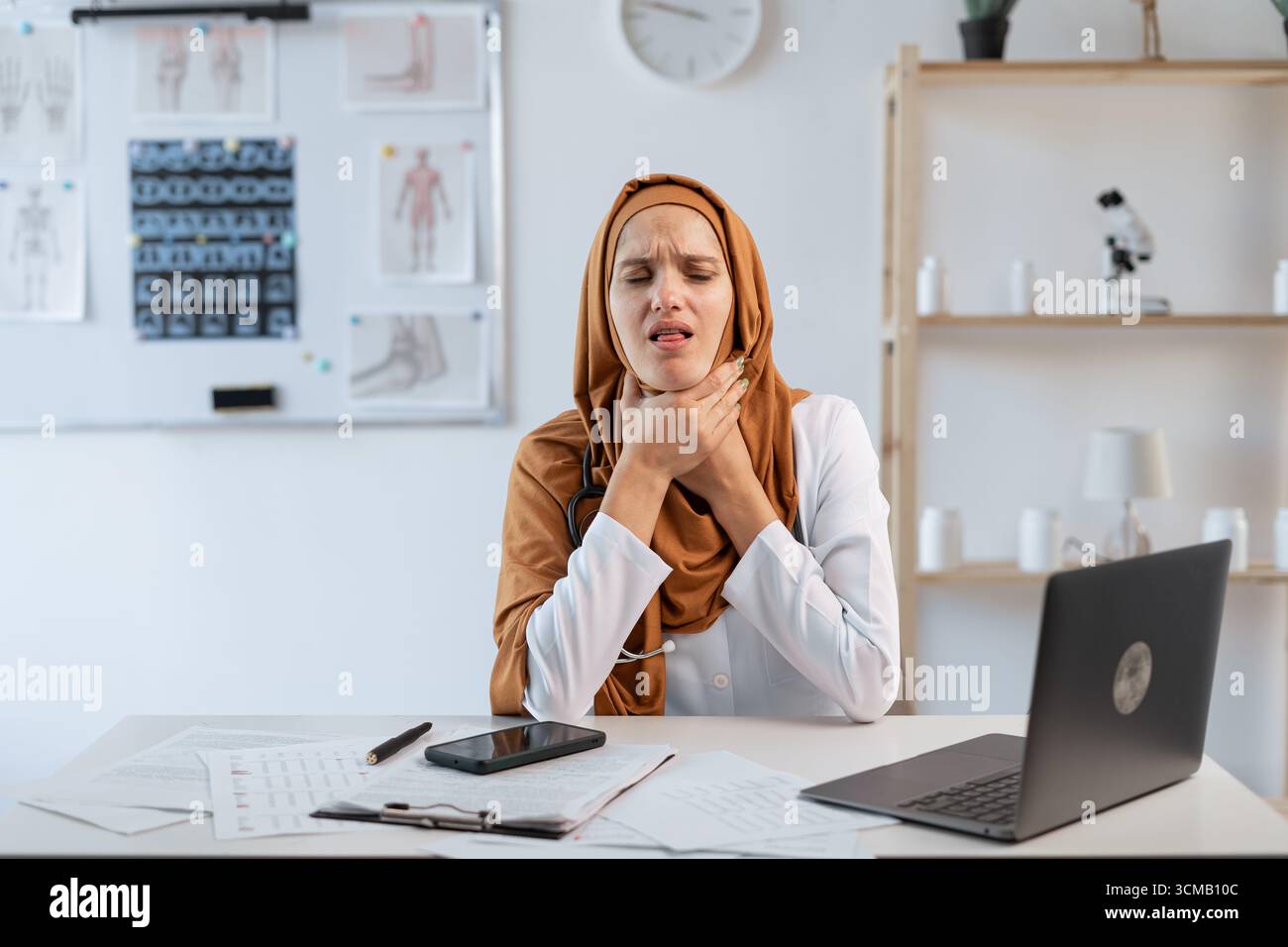 Médecin musulman femme ont irritation de la gorge et infection des voies respiratoires. obtenez un traitement. Copier l'espace Banque D'Images