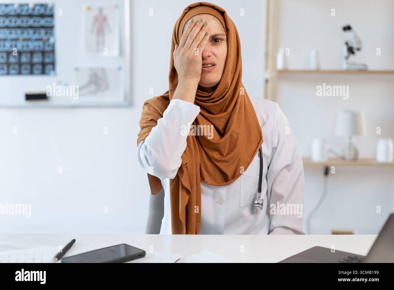 concept de cas de patient difficile. Le médecin musulman couvre le visage avec la main semble stressé choqué faire une erreur. Copier l'espace Banque D'Images
