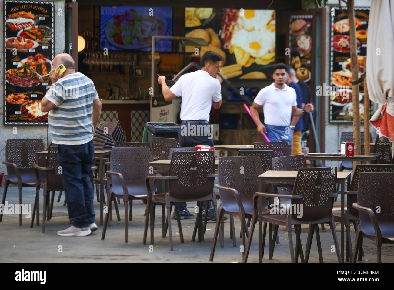 Madrid, Espagne, 15 septembre 2025 : des serveurs nettoient la zone où des objets ont été lancés lors d'une fausse alarme due à une tentative d'explosion de deux bouteilles de butane, le 15 septembre 2025, à Madrid, en Espagne. Crédit : Alberto Brevers / Alamy Live News. Banque D'Images