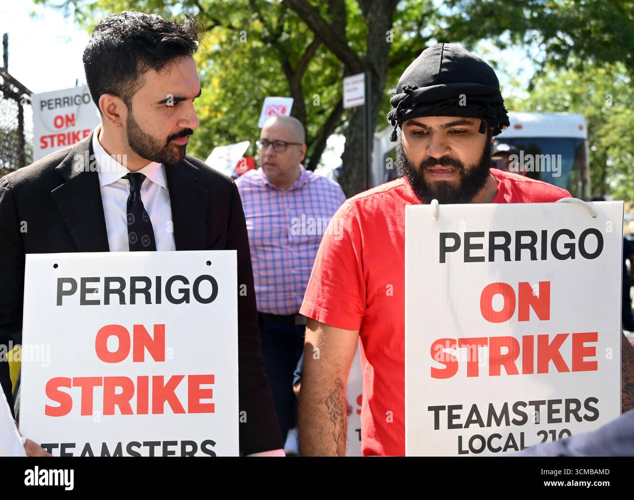 Bronx, États-Unis d'Amérique. 15 septembre 2025. Zohran Mamdani, membre de l'Assemblée de l'État de New York, candidat du Parti démocrate pour le maire de New York, se réunit avec les 175 membres en grève de la section locale 210 des Teamster à la Perrigo Company plc dans le Bronx, New York, le lundi 15 septembre 2025. Les travailleurs demandent un salaire équitable, y compris des protections contre le travail forcé de week-end sans salaire, et un financement de retraite garanti, crédit : Kyle Mazza/CNP/Sipa USA crédit : Sipa US/Alamy Live News Banque D'Images