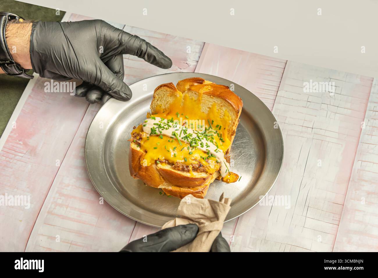 Sandwich toast : pain brioché imbibé d'oeufs avec bacon et sirop d'érable pour le brunch Banque D'Images Sandwich toast : pain brioché imbibé d'oeufs avec bacon et sirop d'érable pour le brunch Banque D'Images