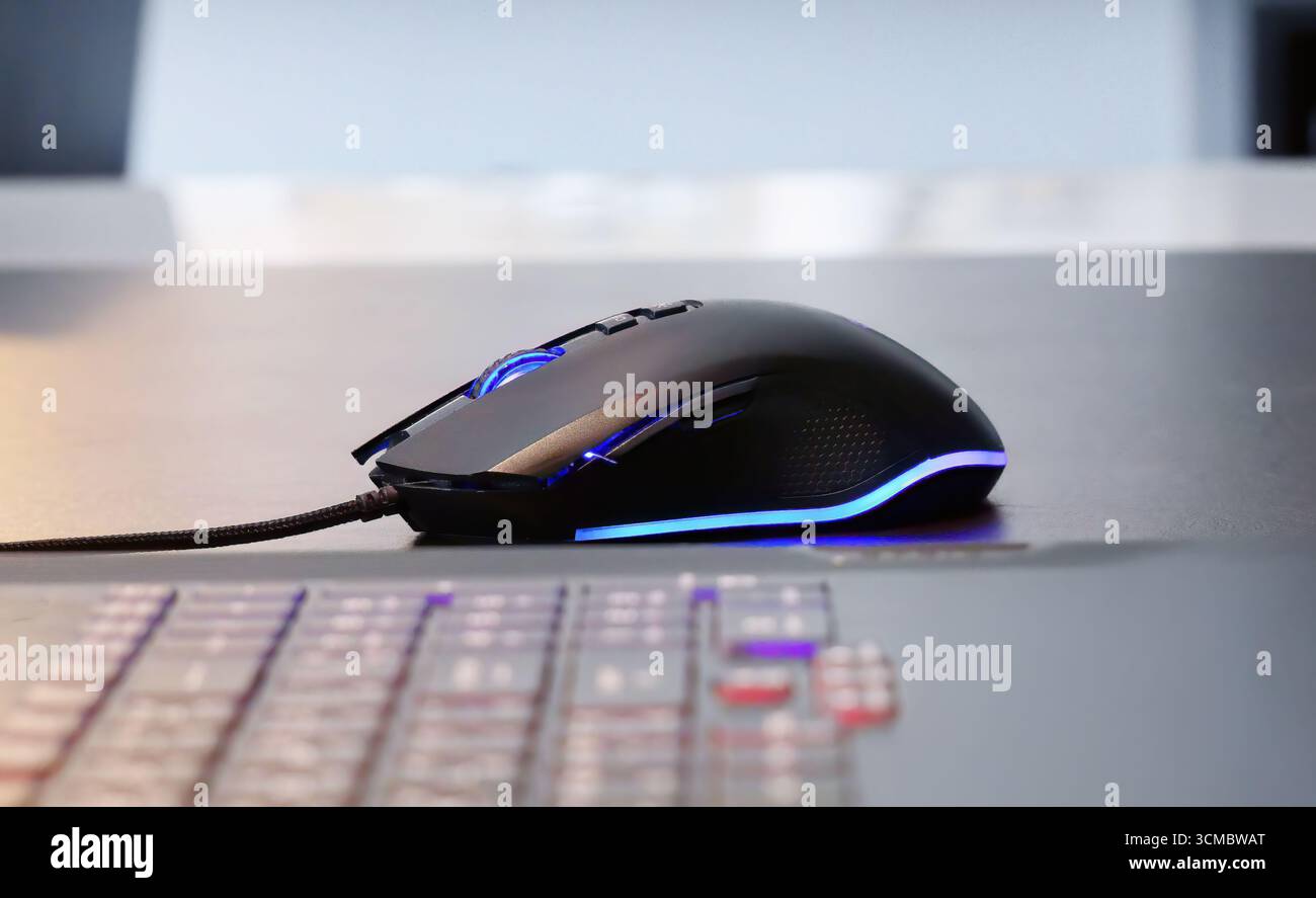 Une souris de jeu illuminée, lumières LED, lumières colorées, souris filaire, gadget numérique, fun Time, e sport, concept de souris de jeu, E Sport commercial Banque D'Images