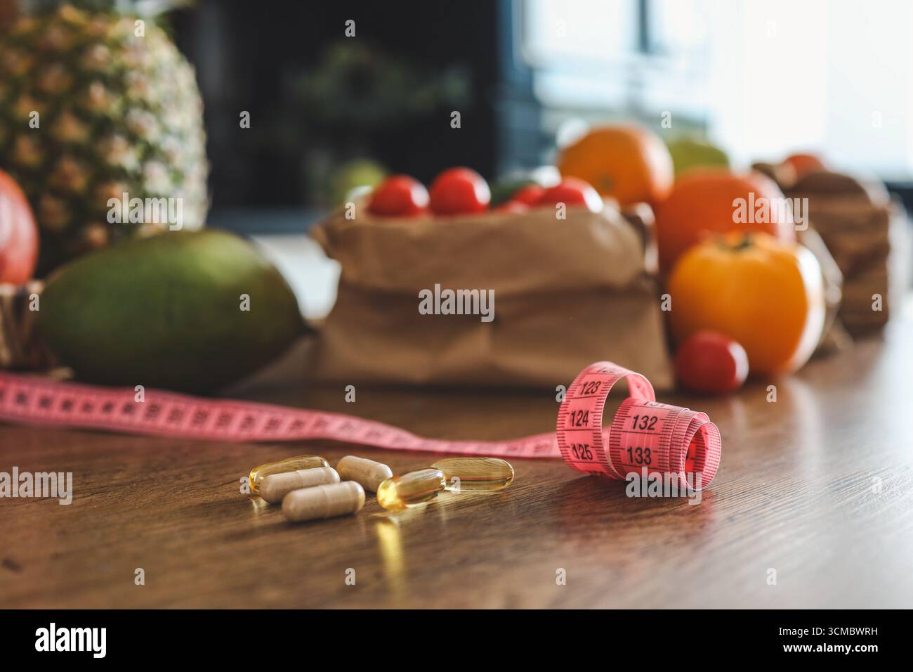 Vitamines et mètre sur la table dans le contexte de la nourriture . concept de régime alimentaire, perte de poids. Banque D'Images