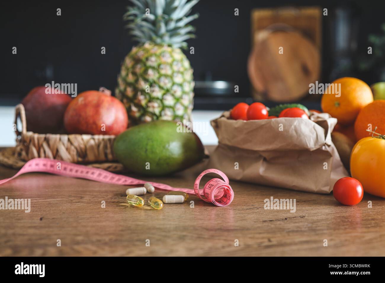 Vitamines et mètre sur la table dans le contexte de la nourriture . concept de régime alimentaire, perte de poids. Banque D'Images