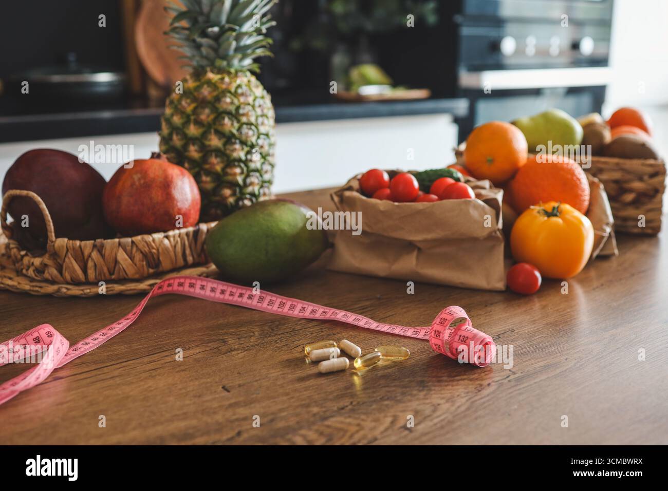 Vitamines et mètre sur la table dans le contexte de la nourriture . concept de régime alimentaire, perte de poids. Banque D'Images