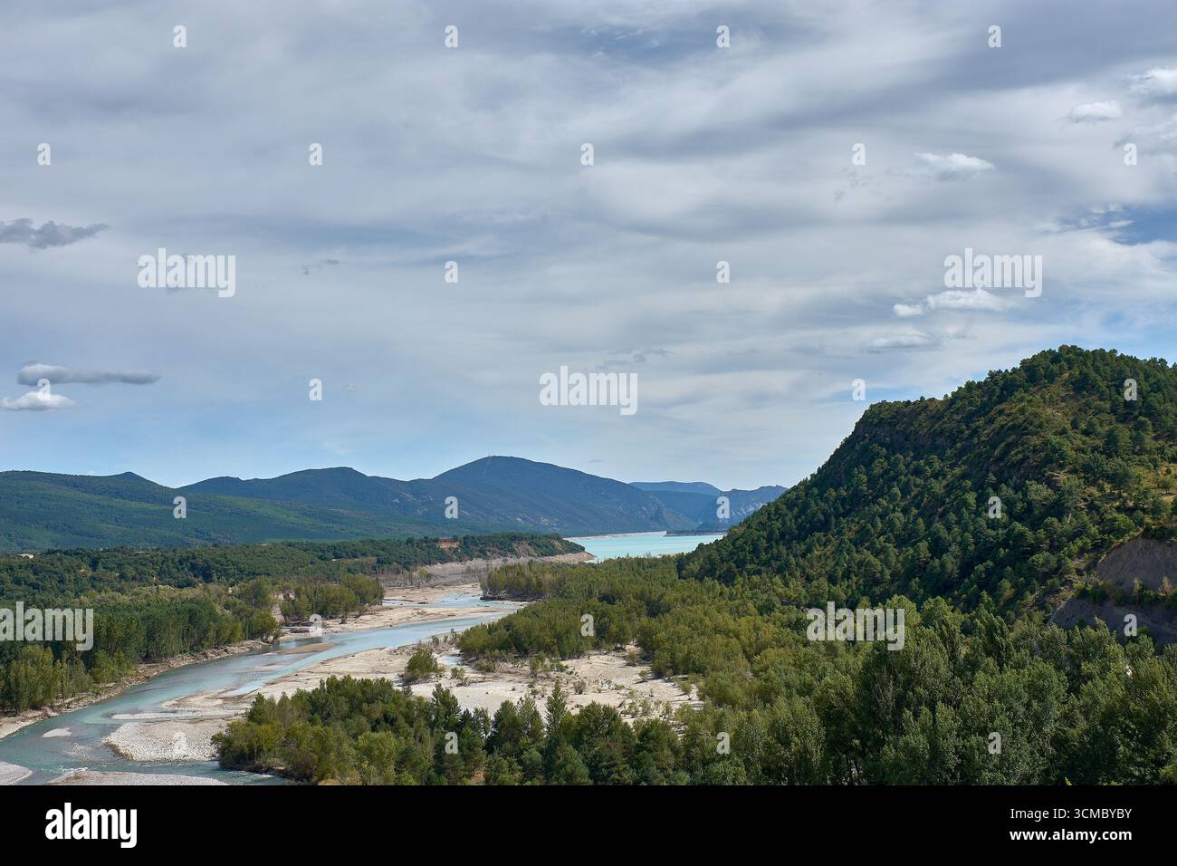 Une vue panoramique sur la zone du réservoir Mediano, avec les eaux bleu-vert du lac artificiel contrastant avec les tons bruns de la rivière Cinca Banque D'Images