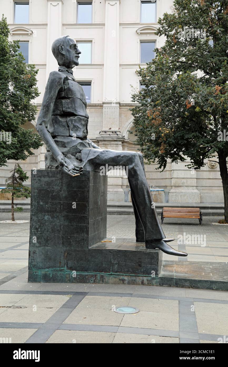 Sculpture d'homme brisé sur la place de la Révolution à Bucarest Banque D'Images