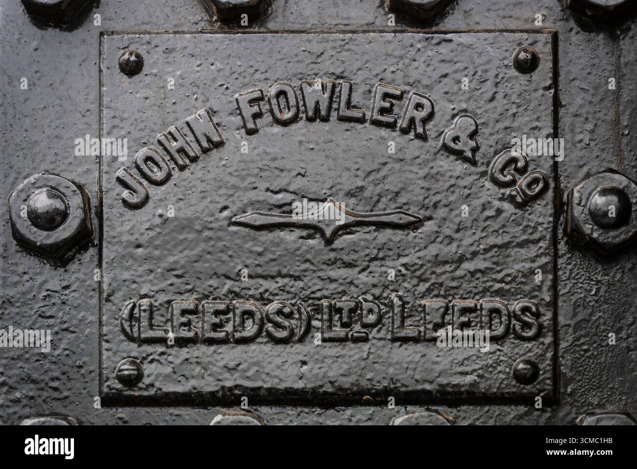 Gros plan de la plaque signalétique en fonte de la machine à vapeur John Fowler & Co. à Coolgreany Vintage Parade, mettant en valeur le patrimoine industriel. Banque D'Images