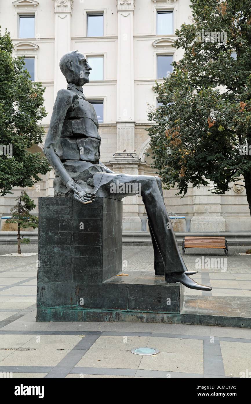 Sculpture d'homme brisé sur la place de la Révolution à Bucarest Banque D'Images