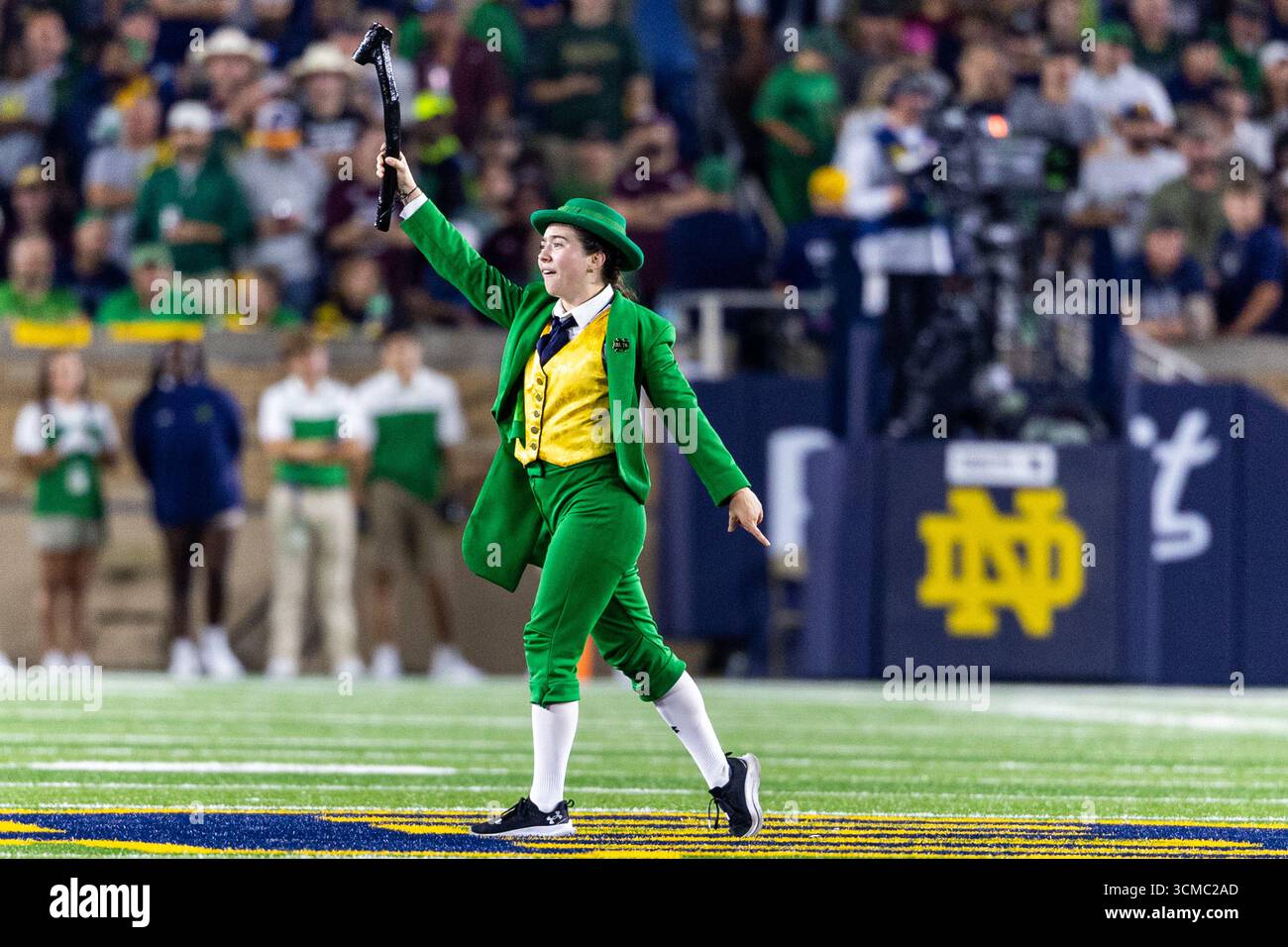 13 septembre 2025 : notre Dame Leprechaun se produit lors d'un match de football NCAA entre les Texas A&M Aggies et les notre Dame Fighting Irish au notre Dame Stadium de South Bend, Indiana. John Mersits/CSM/SIPA USA (crédit image : © John Mersits/Cal Sport Media/SIPA USA) crédit : Sipa US/Alamy Live News Banque D'Images