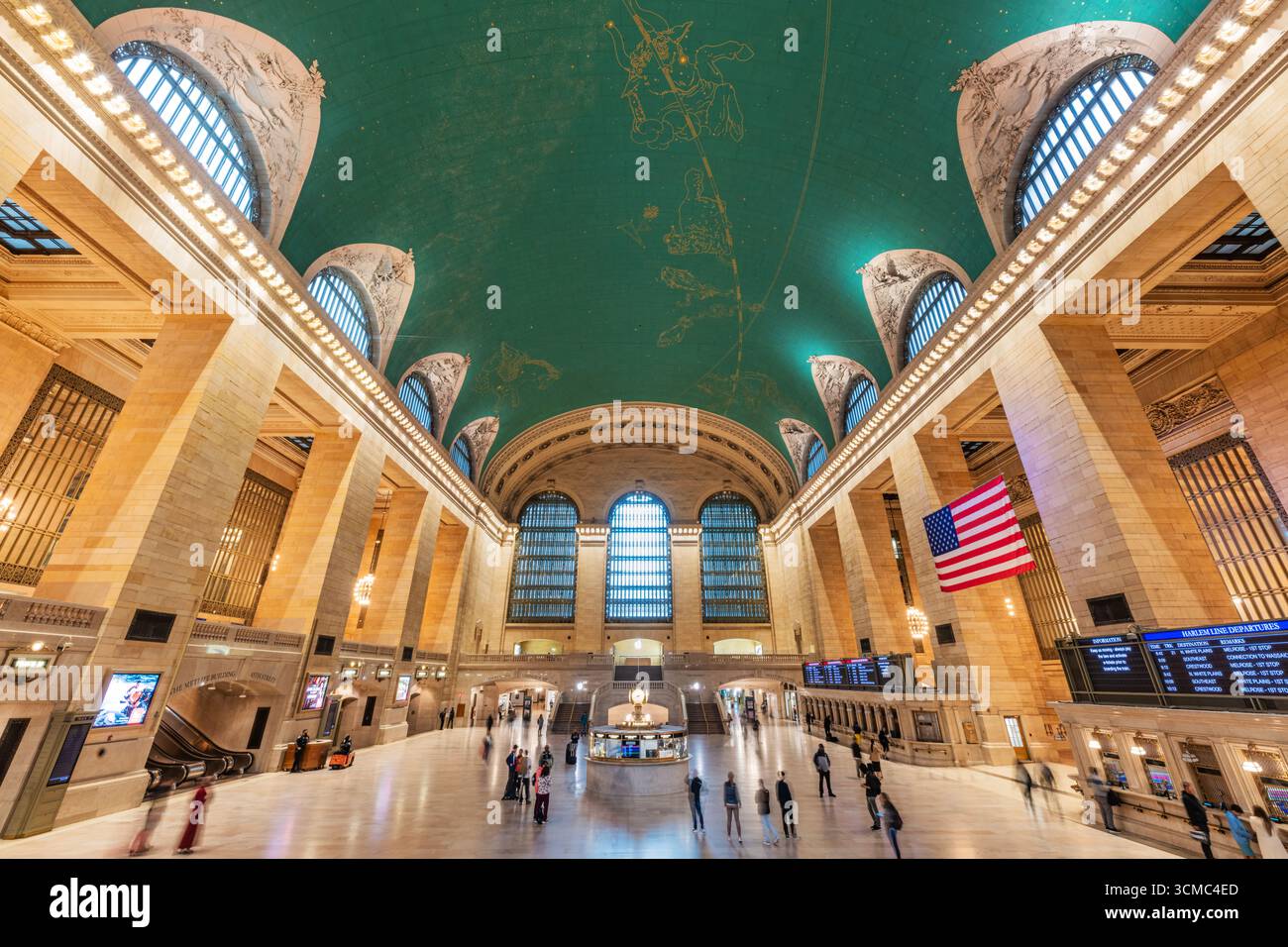 NEW YORK - 19 mai 2024 : vue grand angle de l'intérieur emblématique du Grand Central terminal à New York, avec son vert sur le thème céleste Banque D'Images