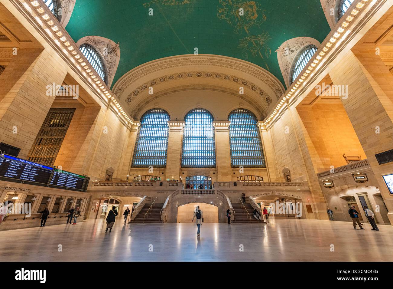 NEW YORK - 19 mai 2024 : vue grand angle de l'intérieur emblématique du Grand Central terminal à New York, avec son vert sur le thème céleste Banque D'Images