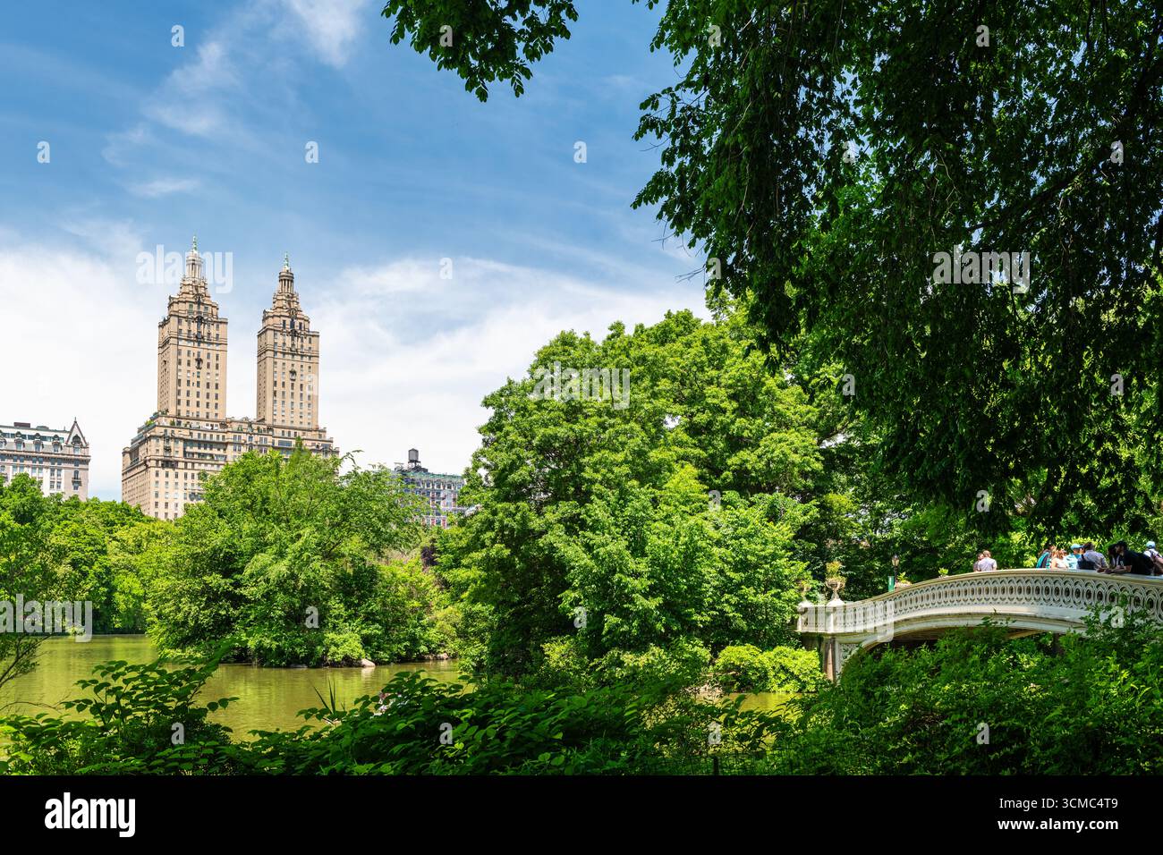 NEW YORK - 25 mai 2024 : L'emblématique San Remo Building dans l'Upper West Side de New York, vu de l'autre côté du lac dans Central Park. Dessiner Banque D'Images