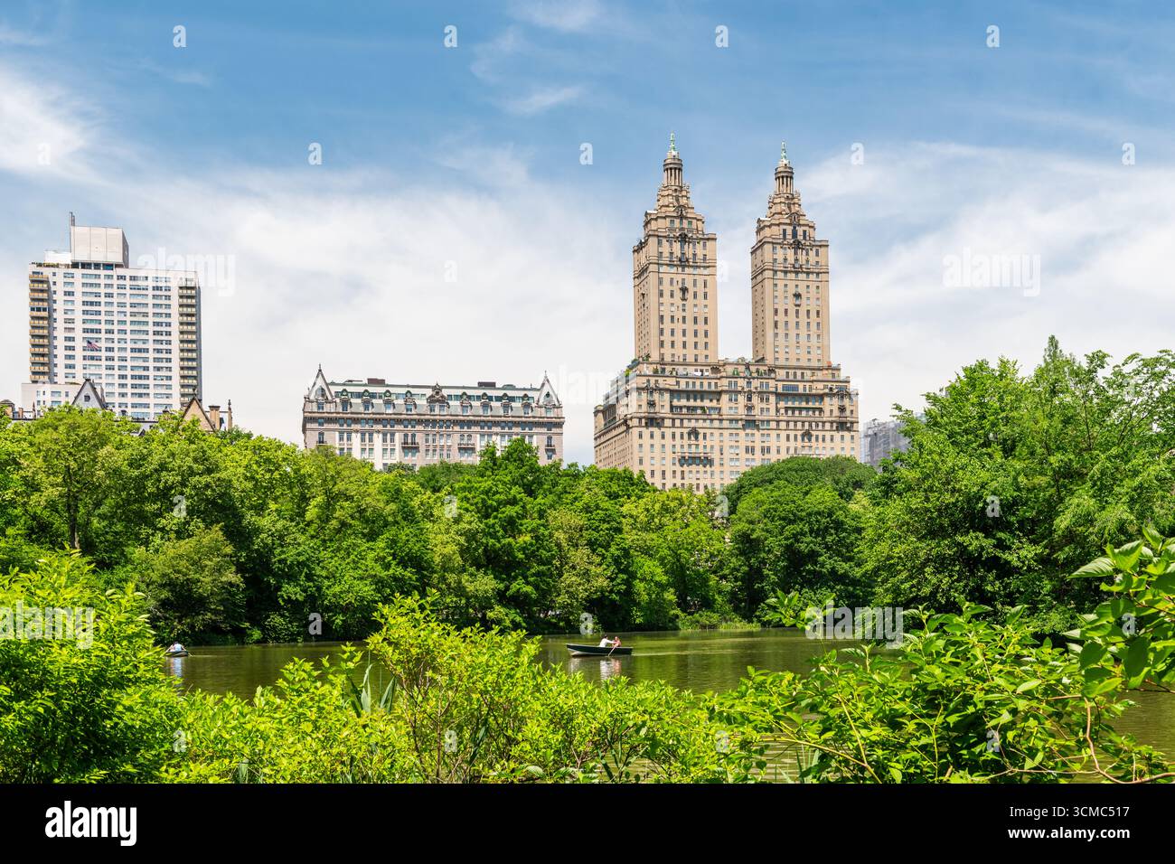 L'emblématique San Remo Building dans l'Upper West Side de New York, vu de l'autre côté du lac dans Central Park. Conçu par Emery Roth, le twin-towe Banque D'Images