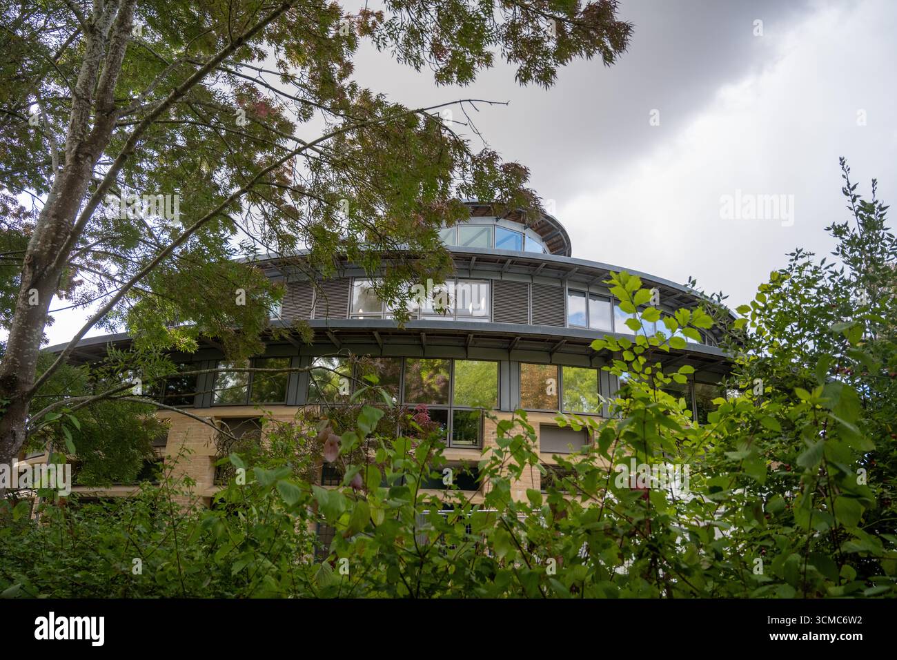 Centre for Mathematical Sciences, Université de Cambridge, architecture académique moderne avec design en verre et en acier encadré par des arbres Banque D'Images