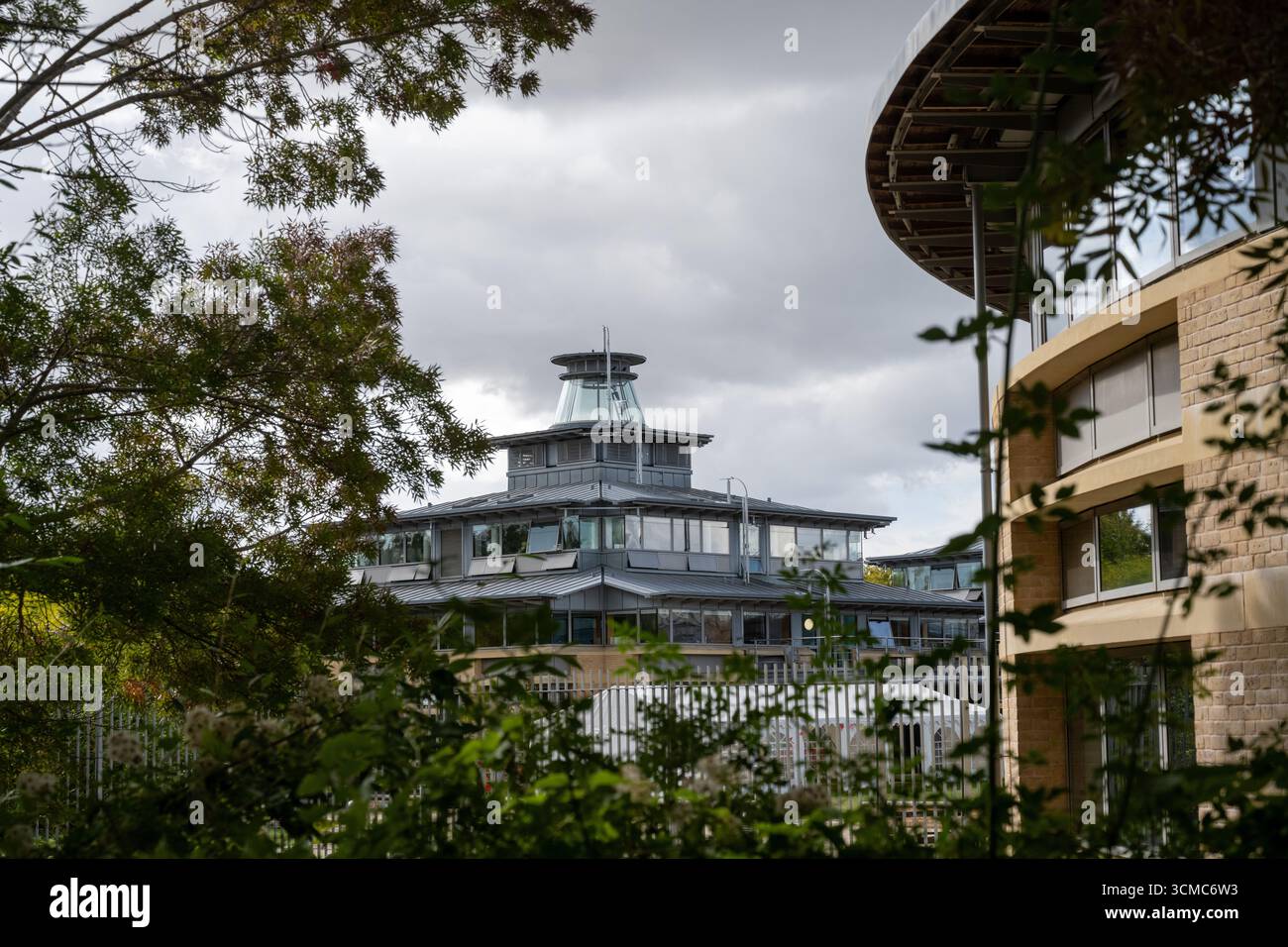 Centre for Mathematical Sciences, Université de Cambridge, architecture académique moderne avec design en verre et en acier encadré par des arbres Banque D'Images