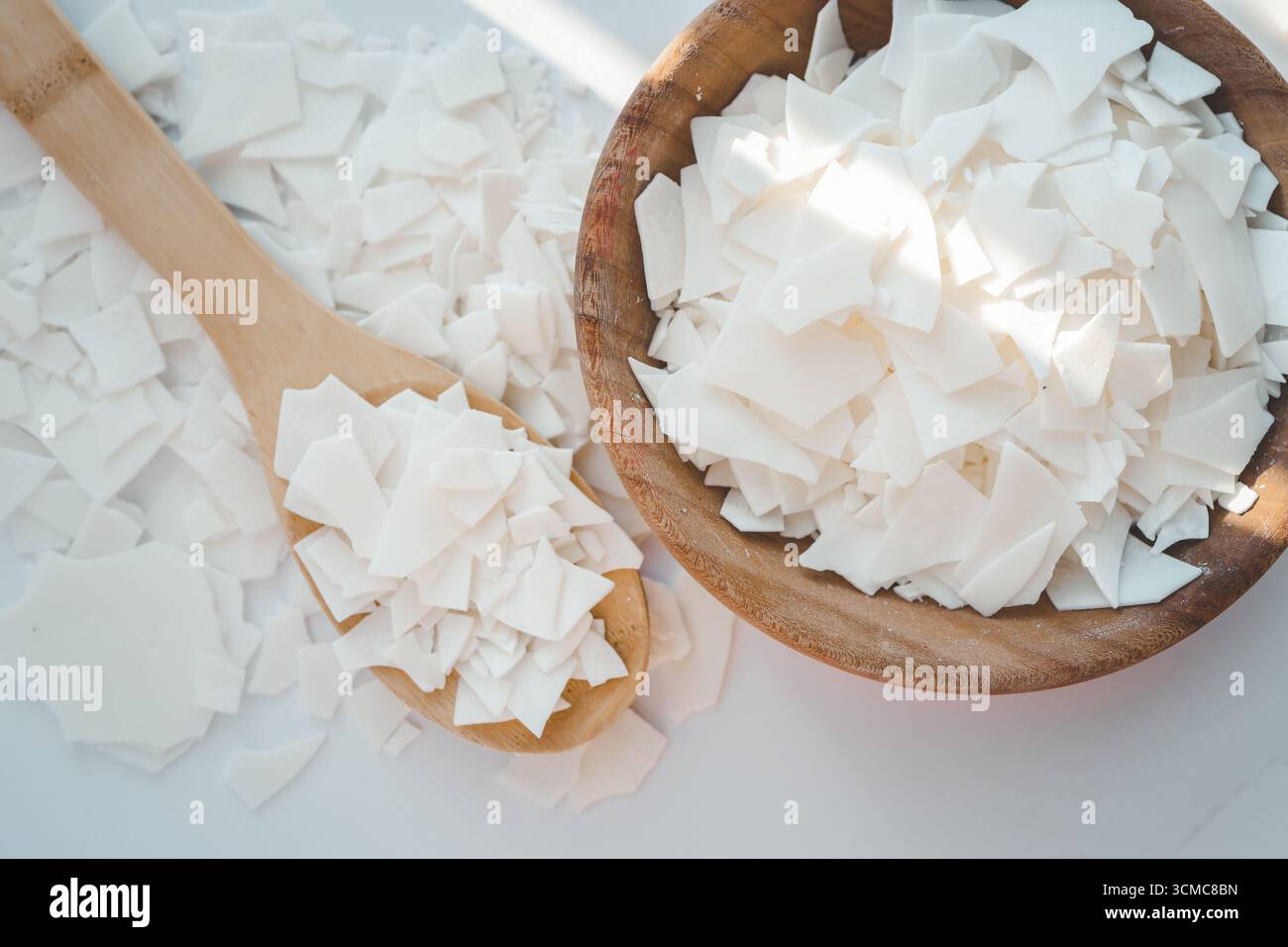 Cire de soja sur une cuillère en bois. Naturel, écologique, renouvelable, végétalien. Cire de bougie de soja. Banque D'Images